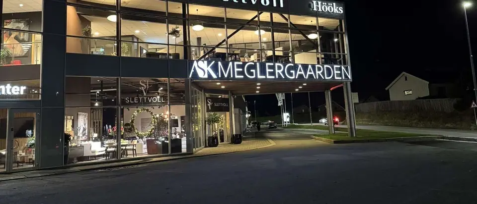 ASK Meglergaarden i Ekholtveien 114 en kveld — skiltet lyser
